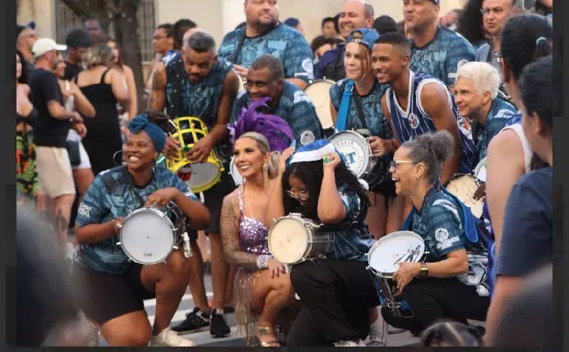 Muriel Quixaba Encanta em Ensaio de Rua à Frente da Bateria Qualidade Especial da escola de samba Acadêmicos do Tatuapé